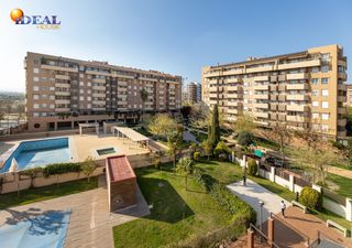 Pis  Calle calle mecina-bombarón. Espacioso piso en urbanización con jardines y piscina a un paso