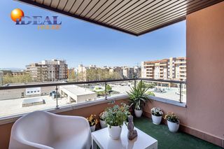 Pis a Calle recreativo de granada 3. Magnífico piso todo exterior en plaza los cármenes con garaje y