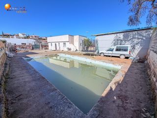 Chalet en Villa de Otura. Casa independiente con gran terreno y piscina.