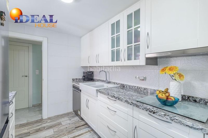 Foto 4a2a81d5-7fe8-4d6c-b7d2-9cc0e066b70d. Casa aparellada amb aparcament a Atarfe