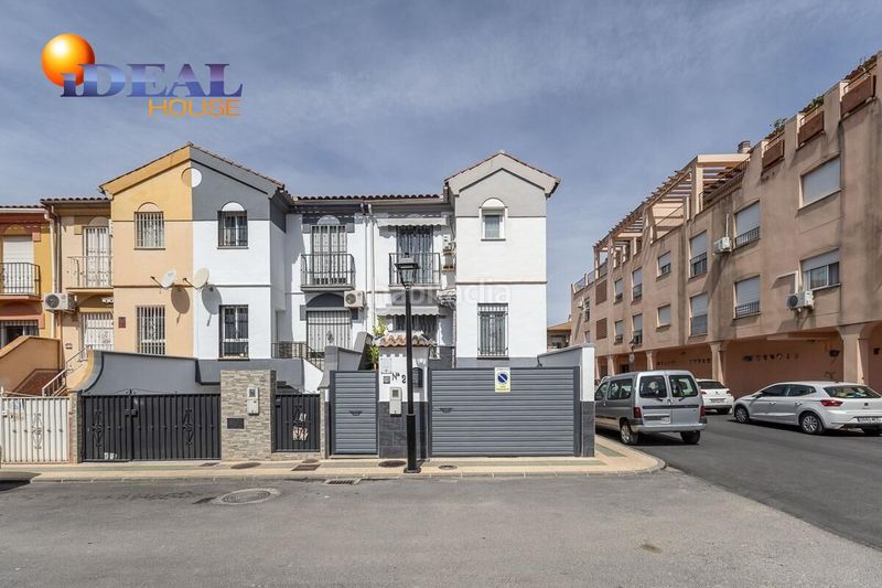 Foto 55b9b1c3-c6e2-4671-8da5-345e000625c7. Casa aparellada amb aparcament a Atarfe