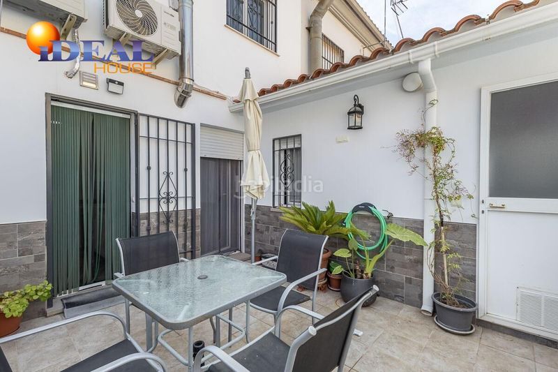 Foto 7335c11a-13d3-4a1d-bdfd-94feaaf7d79a. Casa aparellada amb aparcament a Atarfe