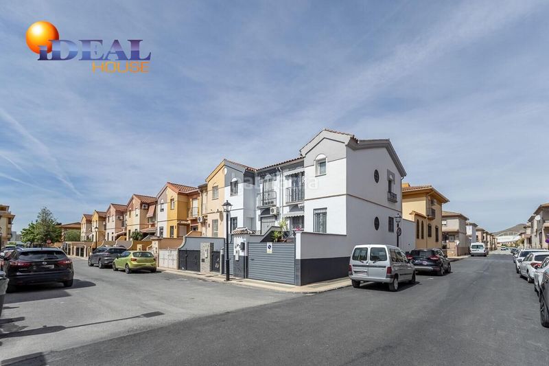 Foto b338f7a0-2b75-4bba-b9c1-d01904da2f85. Casa aparellada amb aparcament a Atarfe