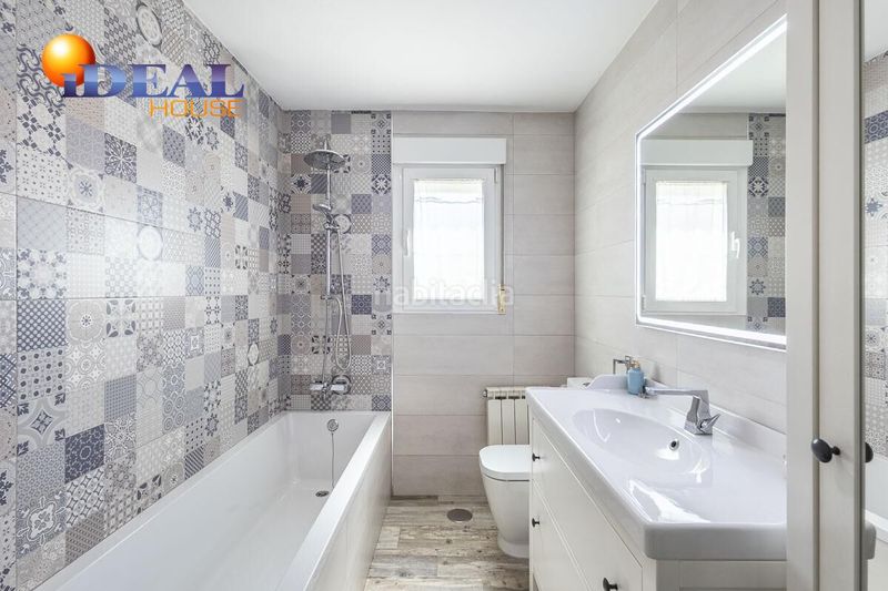 Foto b445db6f-b03f-49c4-8488-3579b8c1793a. Casa aparellada amb aparcament a Atarfe