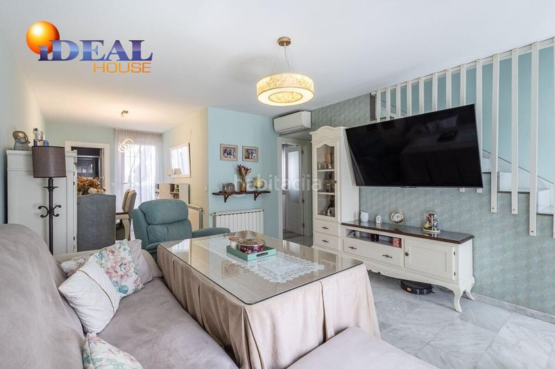 Foto e3e9e1a4-d948-4ca2-b194-575e93bf93bf. Casa aparellada amb aparcament a Atarfe