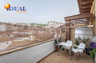 Attique à Barrio de la Vega. Ático con terraza  plaza de garaje  2 trasteros en barrio de mon