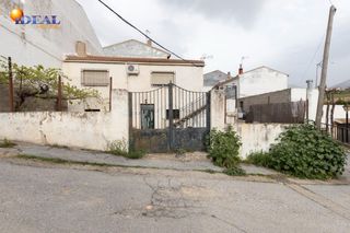 Maison à Iznalloz. Título vivienda amplia con cochera y dos patios en zona céntrica