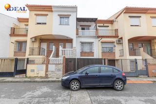 Casa adossada  Calle francisco ayala. Espectacular casa unifamiliar con sótano y terraza en zona tranq
