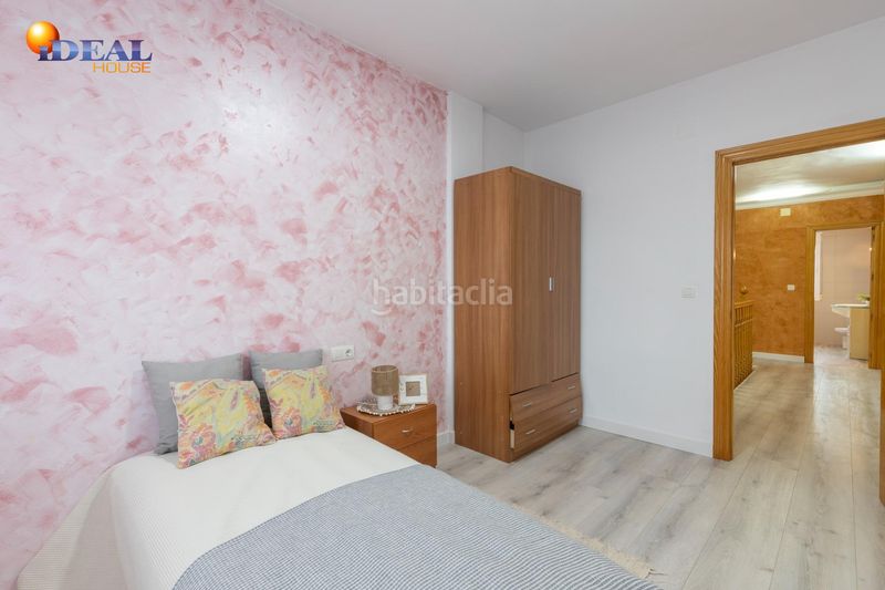 Foto f84a8dde-ac87-4b2b-ae2c-b7072fe60ee4. Casa adossada amb aparcament a Fuente Vaqueros