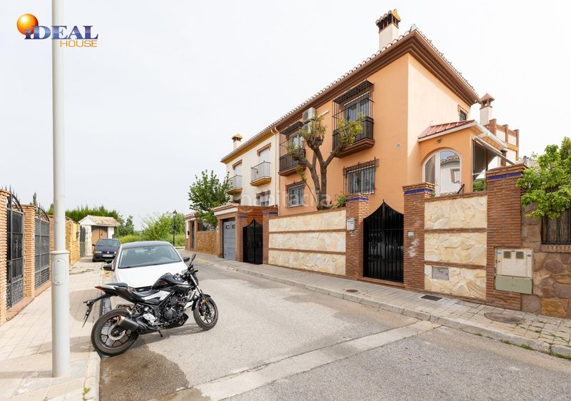Foto 2d06c332-c065-4e7a-956d-81797efd407c. Casa aparellada amb aparcament a Jun