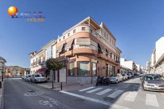 Business premise in Calle santa adela 1. Amplio inmueble en el centro de peligros con múltiples posibilid