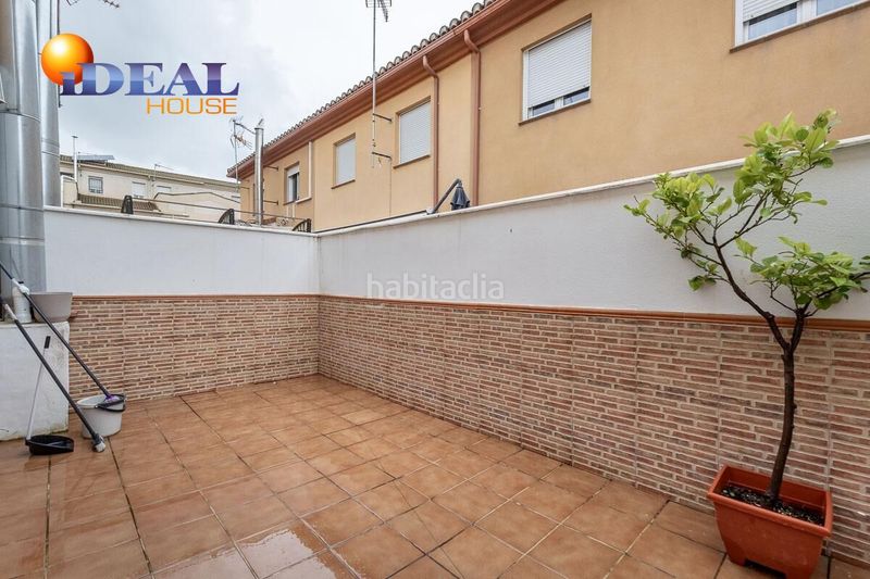Foto d2cec30c-199c-4917-a5c6-9b96d4c4f34b. Casa adossada amb aparcament a Atarfe