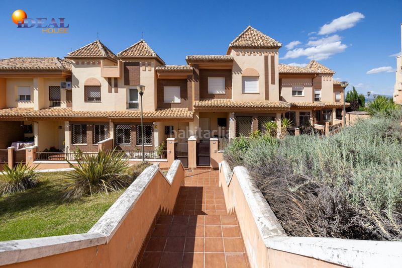 Foto 2f015dfc-68a6-46b9-8cc7-9c456b36a628. Casa adosada en paseo pedro verde 2 ponemos a la venta esta preciosa casa en urbanizacion cerrada, con zonas comunes y piscina comunitaria. en Gabias (Las)