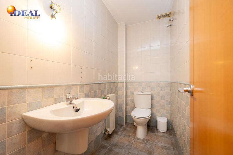 Foto 45e1b61f-c8b9-49b8-b6fe-a4d15cdb33e1. Casa adosada en paseo pedro verde 2 ponemos a la venta esta preciosa casa en urbanizacion cerrada, con zonas comunes y piscina comunitaria. en Gabias (Las)