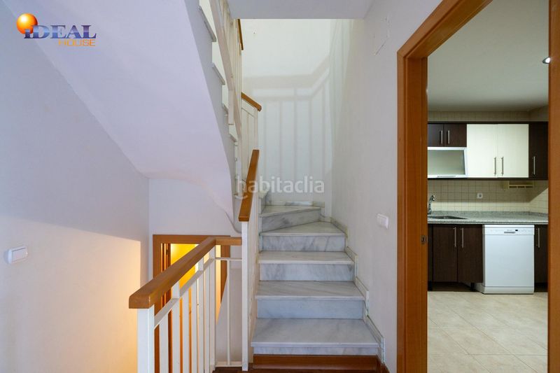 Foto 4b28593c-299c-4ba7-bbc8-d1e7082aee9a. Casa adosada en paseo pedro verde 2 ponemos a la venta esta preciosa casa en urbanizacion cerrada, con zonas comunes y piscina comunitaria. en Gabias (Las)