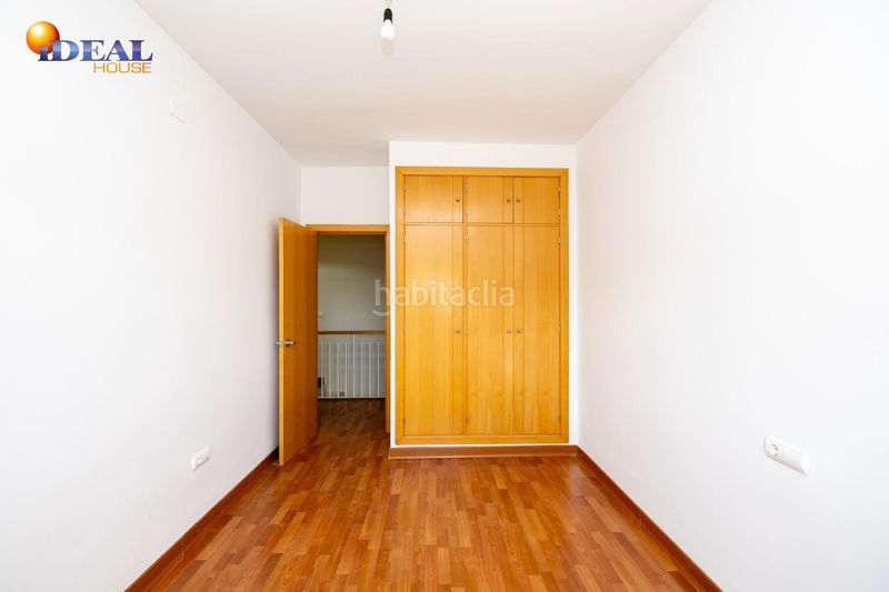 Foto 61fe2721-317f-435e-b1cb-9da7a1dea8b7. Casa adosada en paseo pedro verde 2 ponemos a la venta esta preciosa casa en urbanizacion cerrada, con zonas comunes y piscina comunitaria. en Gabias (Las)