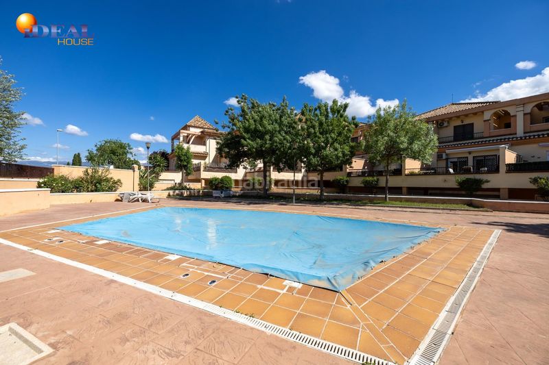 Foto 6cf17cd1-e734-4a21-974f-3b4a9d3b46e8. Casa adosada en paseo pedro verde 2 ponemos a la venta esta preciosa casa en urbanizacion cerrada, con zonas comunes y piscina comunitaria. en Gabias (Las)