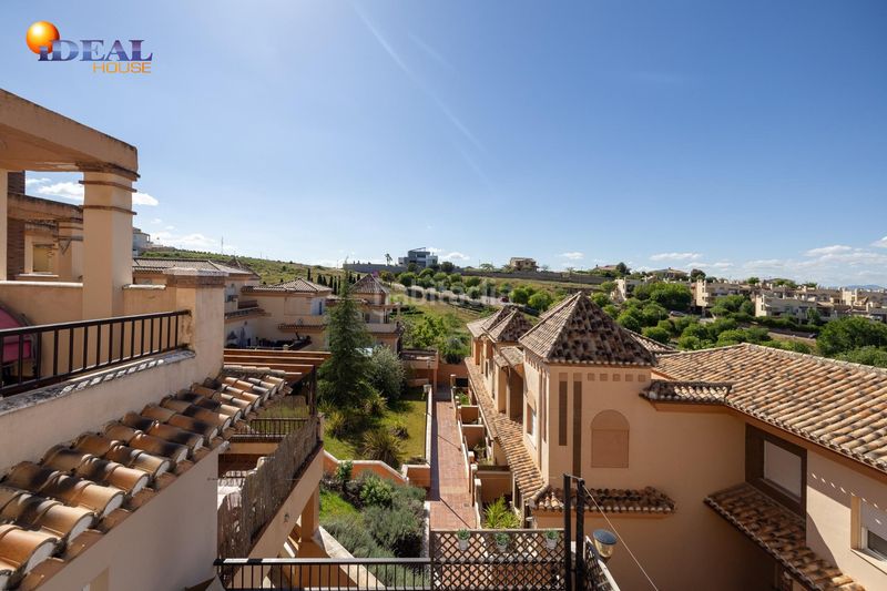 Foto 84382c02-4d77-42a3-8772-ddc2c82ad57a. Casa adosada en paseo pedro verde 2 ponemos a la venta esta preciosa casa en urbanizacion cerrada, con zonas comunes y piscina comunitaria. en Gabias (Las)