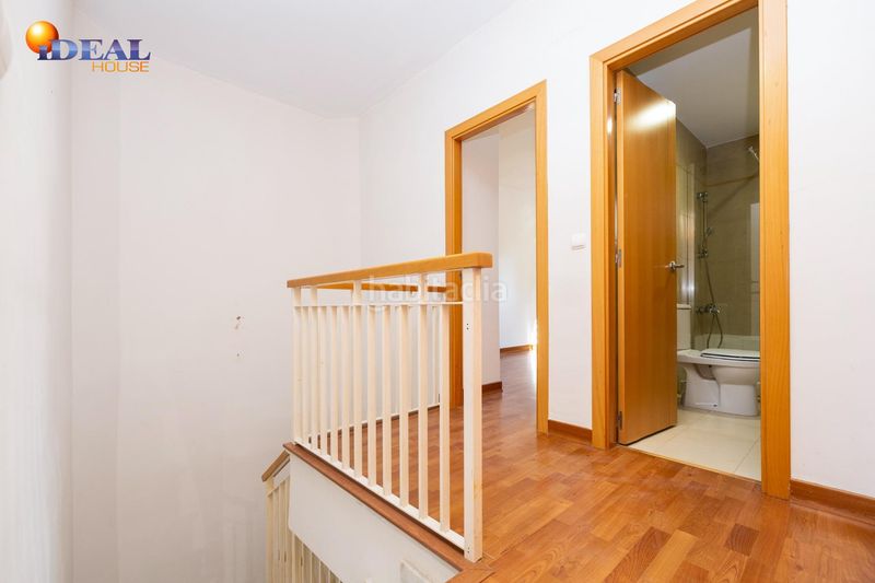 Foto 8550d50f-1448-46b2-b8d3-a2115b174ff8. Casa adosada en paseo pedro verde 2 ponemos a la venta esta preciosa casa en urbanizacion cerrada, con zonas comunes y piscina comunitaria. en Gabias (Las)