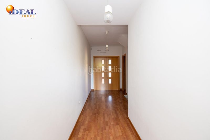 Foto 8c314017-8d17-431f-a8fe-bd711f22c3bd. Casa adosada en paseo pedro verde 2 ponemos a la venta esta preciosa casa en urbanizacion cerrada, con zonas comunes y piscina comunitaria. en Gabias (Las)