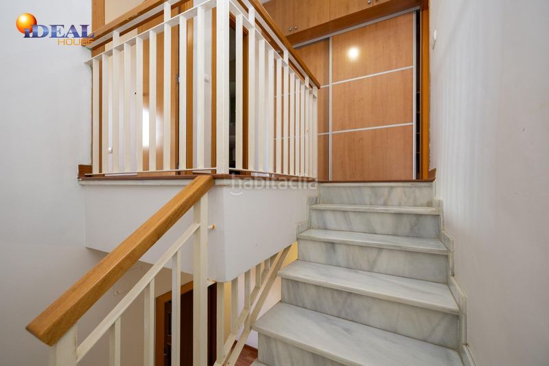 Foto a4b21dbc-d328-4667-b8ee-36aa41d550cb. Casa adosada en paseo pedro verde 2 ponemos a la venta esta preciosa casa en urbanizacion cerrada, con zonas comunes y piscina comunitaria. en Gabias (Las)