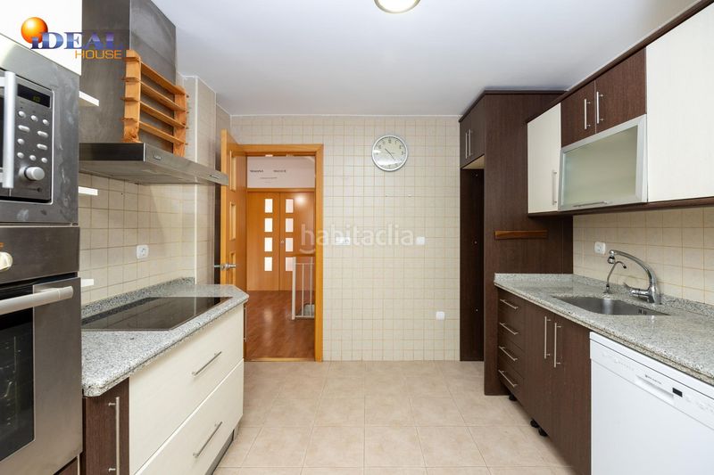 Foto b0baaff0-d870-470c-b1d0-fde64890b103. Casa adosada en paseo pedro verde 2 ponemos a la venta esta preciosa casa en urbanizacion cerrada, con zonas comunes y piscina comunitaria. en Gabias (Las)