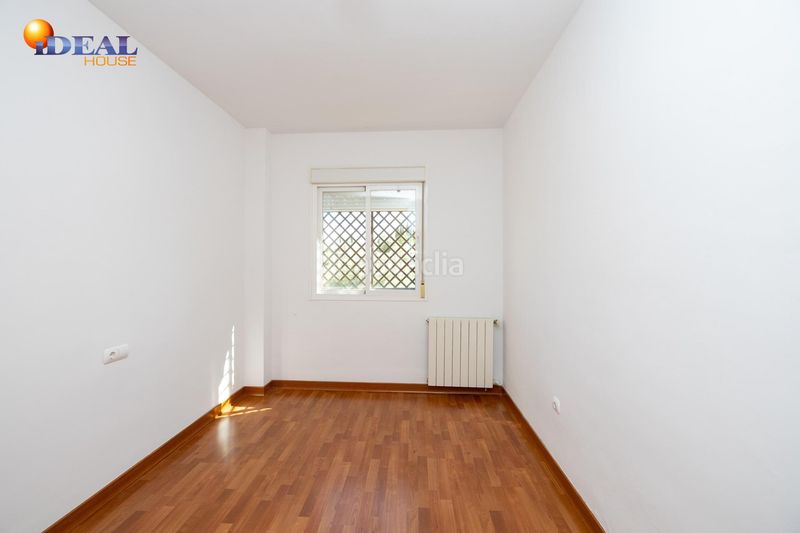 Foto b0ce7f82-87ce-461c-adc1-ba19acf5b0e1. Casa adosada en paseo pedro verde 2 ponemos a la venta esta preciosa casa en urbanizacion cerrada, con zonas comunes y piscina comunitaria. en Gabias (Las)