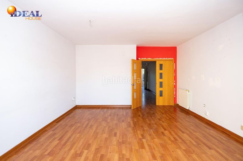 Foto ed3d6144-0e64-43b4-ac79-71135bad8a3e. Casa adosada en paseo pedro verde 2 ponemos a la venta esta preciosa casa en urbanizacion cerrada, con zonas comunes y piscina comunitaria. en Gabias (Las)