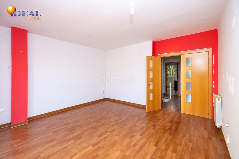 Foto f8a20094-c814-46e8-b5d3-f87008afaf26. Casa adosada en paseo pedro verde 2 ponemos a la venta esta preciosa casa en urbanizacion cerrada, con zonas comunes y piscina comunitaria. en Gabias (Las)