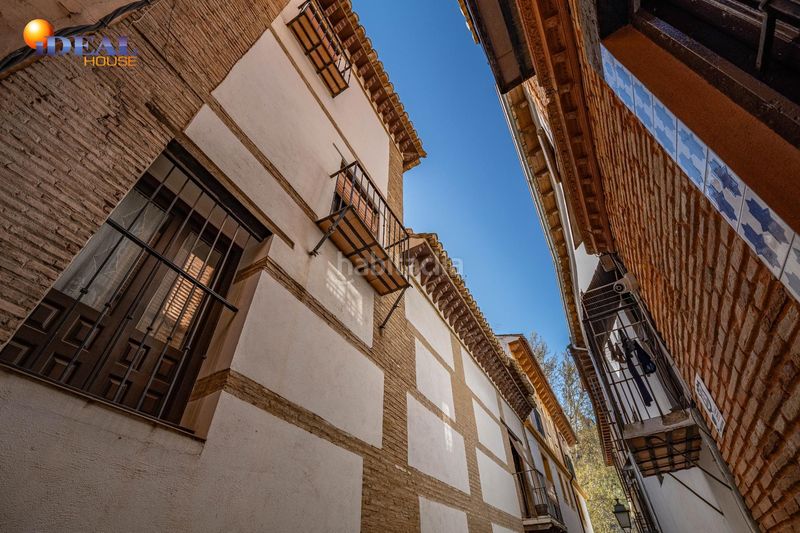 Foto 1860e22f-19de-429d-9291-f5069c60b1f5. Edificio en calle calle gumiel de san pedro 4 edificio morisco del siglo xvi en el paseo de los tristes con vistas a la alhambra en Granada