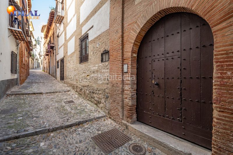 Foto 7cfa46b7-bc45-406b-9000-b7bc17505705. Edificio en calle calle gumiel de san pedro 4 edificio morisco del siglo xvi en el paseo de los tristes con vistas a la alhambra en Granada