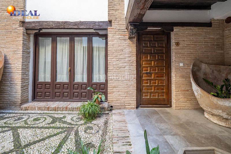 Foto a0a5814a-126a-45b0-8b49-14e2299694ba. Edificio en calle calle gumiel de san pedro 4 edificio morisco del siglo xvi en el paseo de los tristes con vistas a la alhambra en Granada