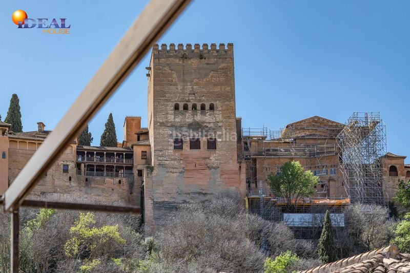 Foto b9dea519-3618-4388-9a87-1540f9d8acef. Edificio en calle calle gumiel de san pedro 4 edificio morisco del siglo xvi en el paseo de los tristes con vistas a la alhambra en Granada
