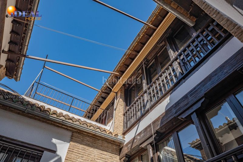 Foto c2fbcc2c-10d8-4310-9b59-b66bd8ec856c. Edificio en calle calle gumiel de san pedro 4 edificio morisco del siglo xvi en el paseo de los tristes con vistas a la alhambra en Granada