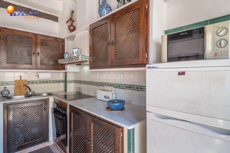 Foto d3763ea7-8cea-42cb-a4a2-c3e85df090fc. Edificio en calle calle gumiel de san pedro 4 edificio morisco del siglo xvi en el paseo de los tristes con vistas a la alhambra en Granada
