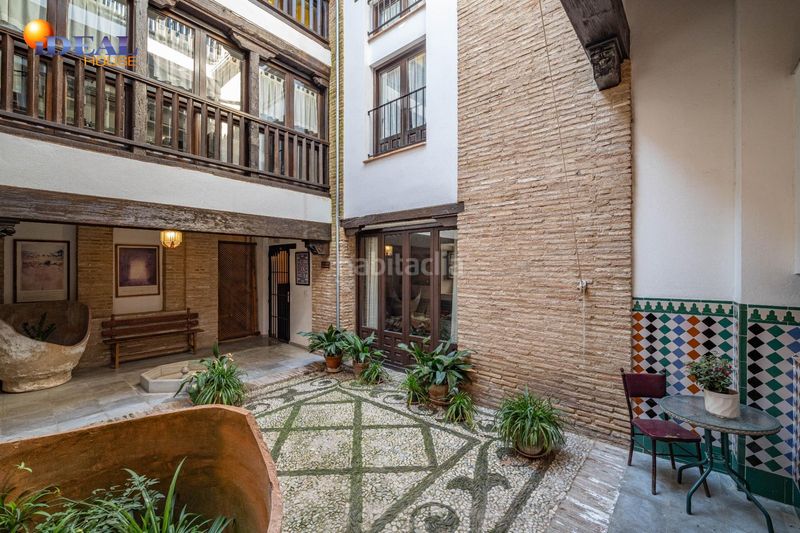 Foto d4611216-d859-443c-be65-307b090a902c. Edificio en calle calle gumiel de san pedro 4 edificio morisco del siglo xvi en el paseo de los tristes con vistas a la alhambra en Granada