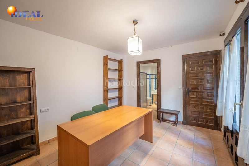 Foto d833c75f-8129-4604-93e9-2525137f3501. Edificio en calle calle gumiel de san pedro 4 edificio morisco del siglo xvi en el paseo de los tristes con vistas a la alhambra en Granada