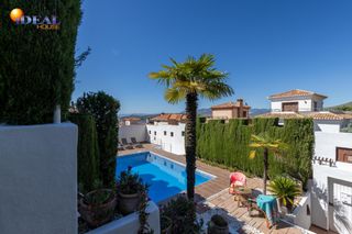 Chalet en Barrio de la Vega. Espectacular chalet con piscina y vistas impresionantes