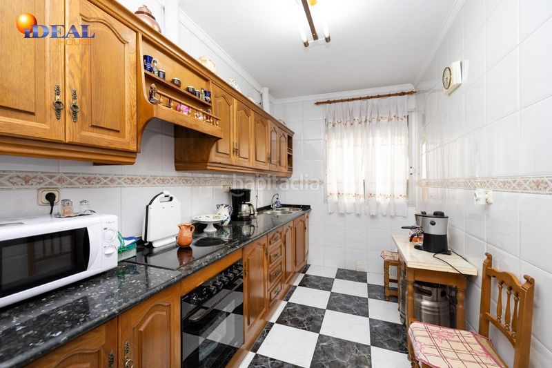 Foto f8cc1e20-b99a-4f3d-9bbb-217c161c0e7f. Casa aparellada a Lanjarón