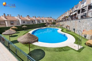 Casa adossada a Huétor Vega. Adosada en urbanización en huetor vega