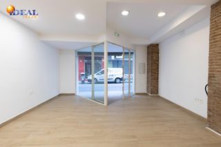 Local Comercial  Calle almona de san juan de dios. Se vende local totalmente reformado en pleno centro de granada a