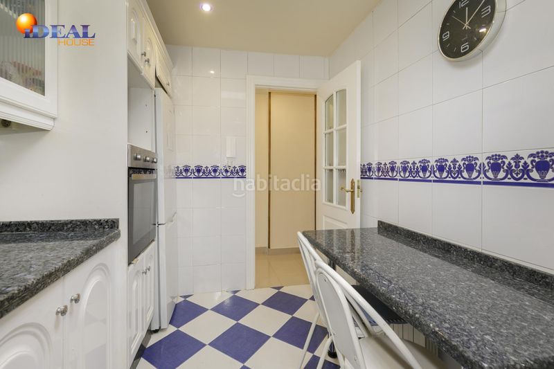 Foto ca6a4960-d6d7-405e-ab1a-9d1700cf6430. Piso espectacular piso reformado con vistas despejadas al parque garcía lorca zona ronda arabial en Granada
