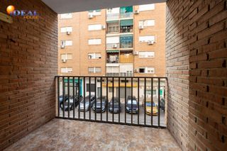 Flat in Cervantes. Piso de 3 dormitorios y terraza en zona poeta manuel de gongora