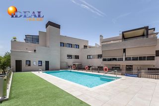 Appartamento in Calle vilchez camarero 8. Magnífico piso con piscina y garaje en albolote