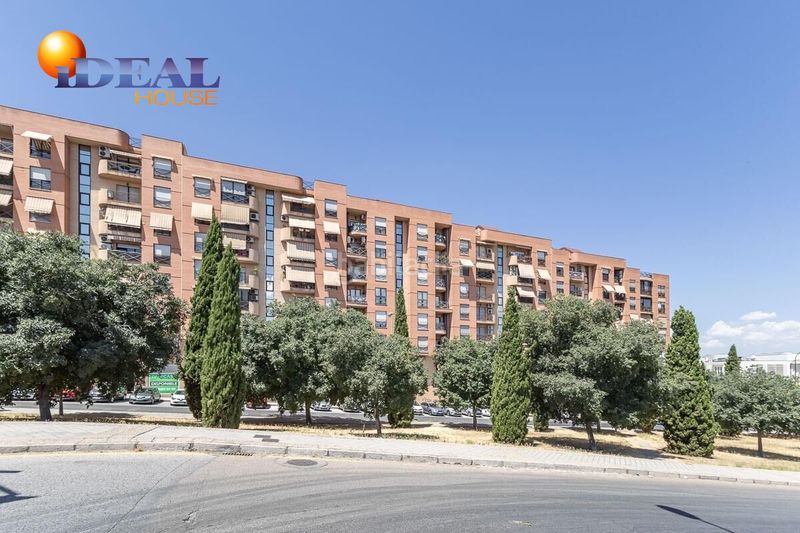 Foto e7c15b7f-f7ab-46e1-8bb6-64b640e45e21. Pis amb calefacció aparcament piscina a Cerrillo de Maracena - Periodistas Granada