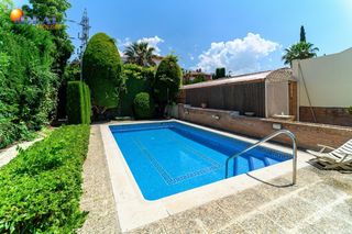 Chalet in Albolote. Tu oasis privado de lujo en cortijo del aire piscina, espacio y
