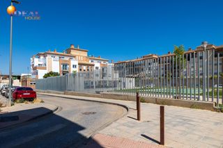 Terreno residencial en Santa Fe. Estupendo solar para construir en el mismo centro de santa fe
