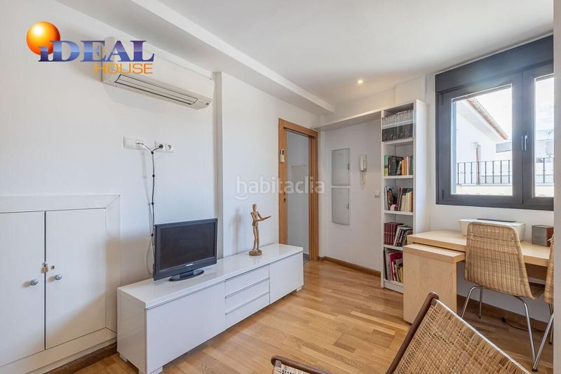 Foto a064c132-068a-42c6-8763-20a19e68ba5b. Edifici a Dílar