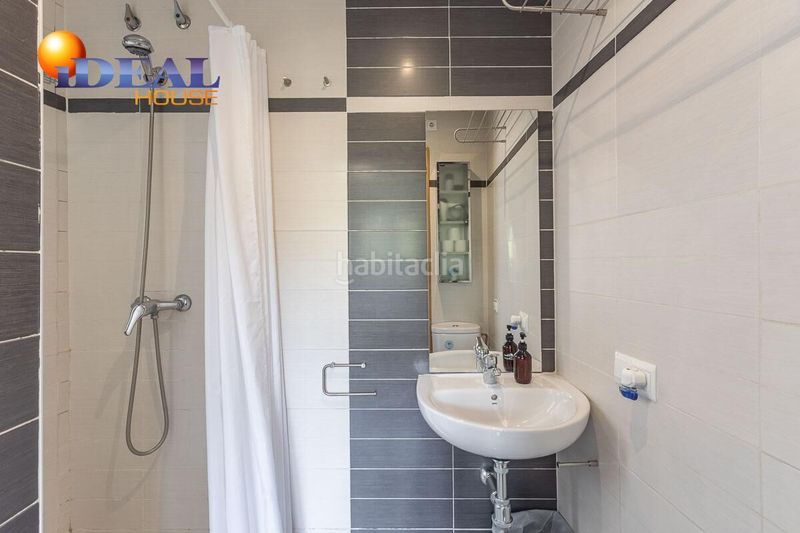 Foto dbde3193-6c51-41d3-a043-e88bbea6a429. Edifici a Dílar