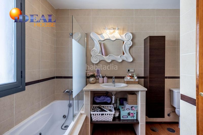 Foto d95ec290-7776-4d23-892f-d93475091043. Xalet amb calefacció aparcament piscina a Dílar